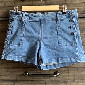 Stretchy jean shorts with zipper in the back